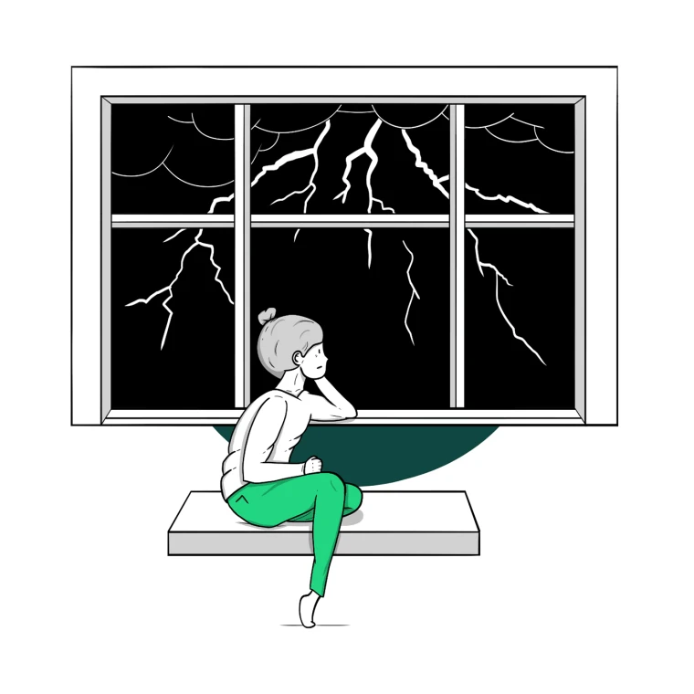 Ältere Frau vor einem Fenster bei Gewitter